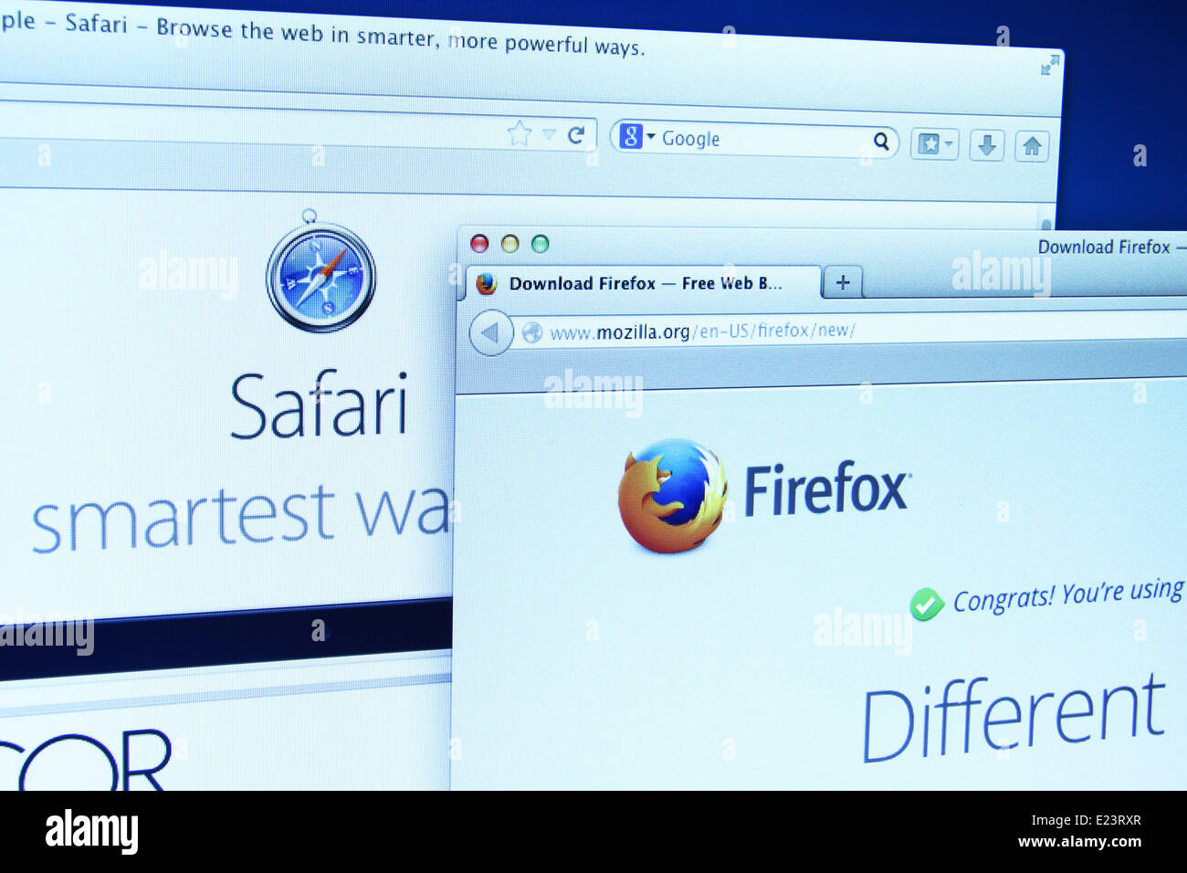 Foto de Mozilla Firefox y Safari página web en una pantalla de monitor