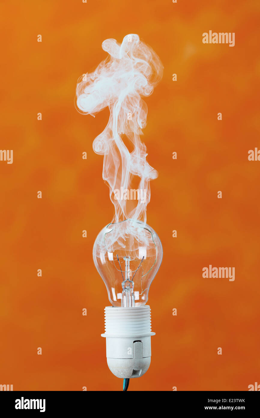 Bombilla explotando con fuego y humo Fotografía de stock - Alamy