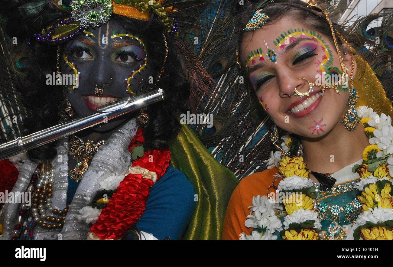 Londres, Reino Unido. El 14 de junio de 2014. Jóvenes devotos vestidos como Krishna. Rathayatra es celebrado por los devotos del Señor Krishna en Londres. Uno de los festivales más extrodinary chariot se originó en la costa oriental de la India se remonta 2.000 años. Crédito: Gail Orenstein/ZUMAPRESS.com/Alamy Live News Foto de stock