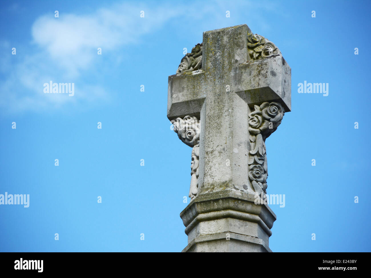 Detalle de la cruz de piedra memorial de guerra fuera de la Catedral de Winchester, Inglaterra Foto de stock
