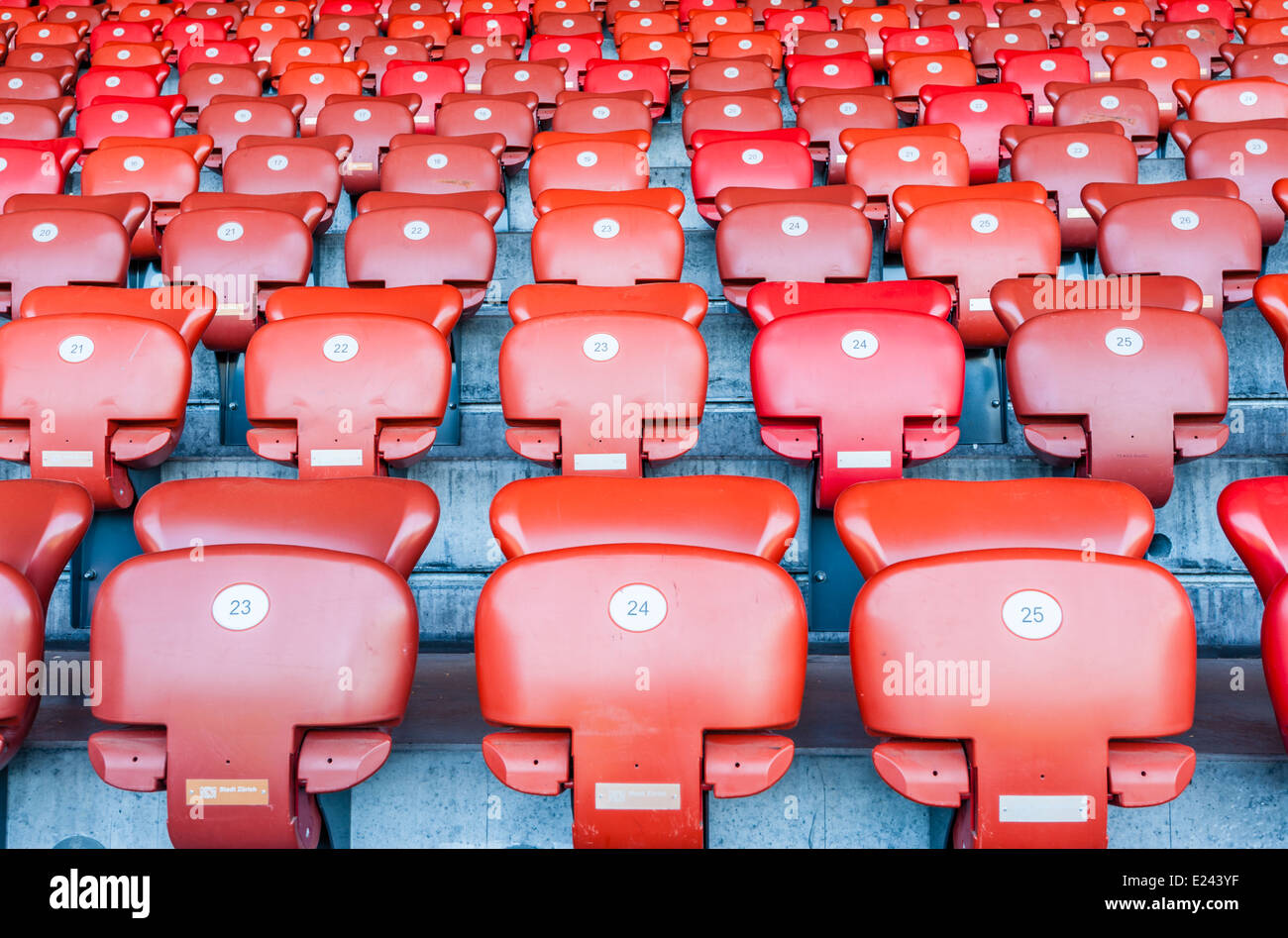 Los asientos vacíos en una tribuna del estadio de fútbol Foto de stock