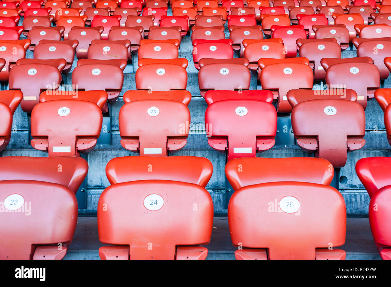 Los asientos vacíos en una tribuna del estadio de fútbol Foto de stock