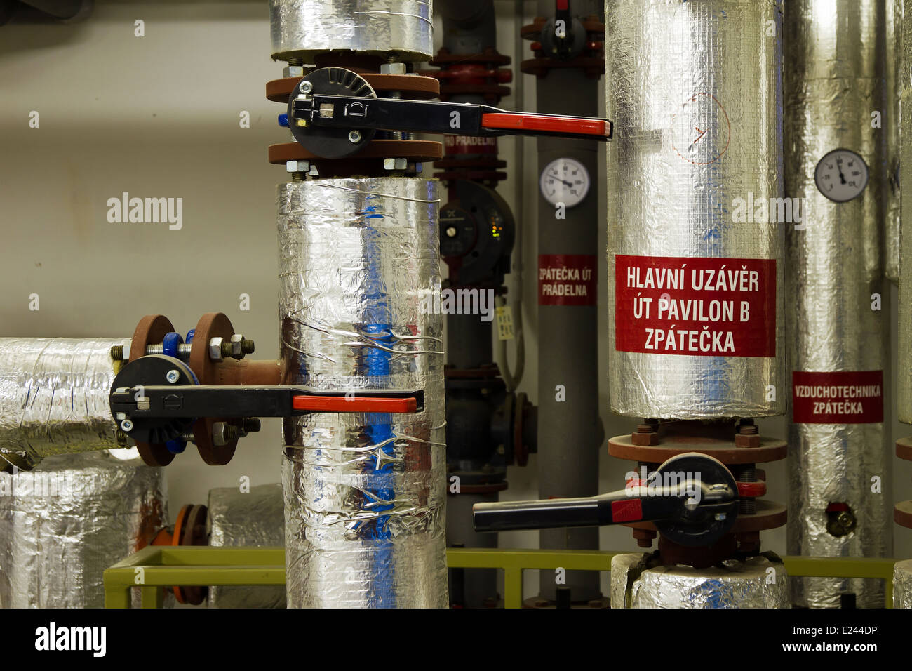 Tuberías de vapor y de agua caliente con válvulas Fotografía de stock -  Alamy