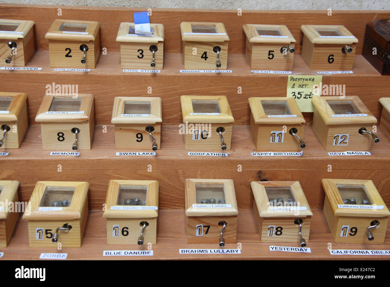 Cajas de música en venta en una tienda de souvenirs en Varsovia Fotografía  de stock - Alamy