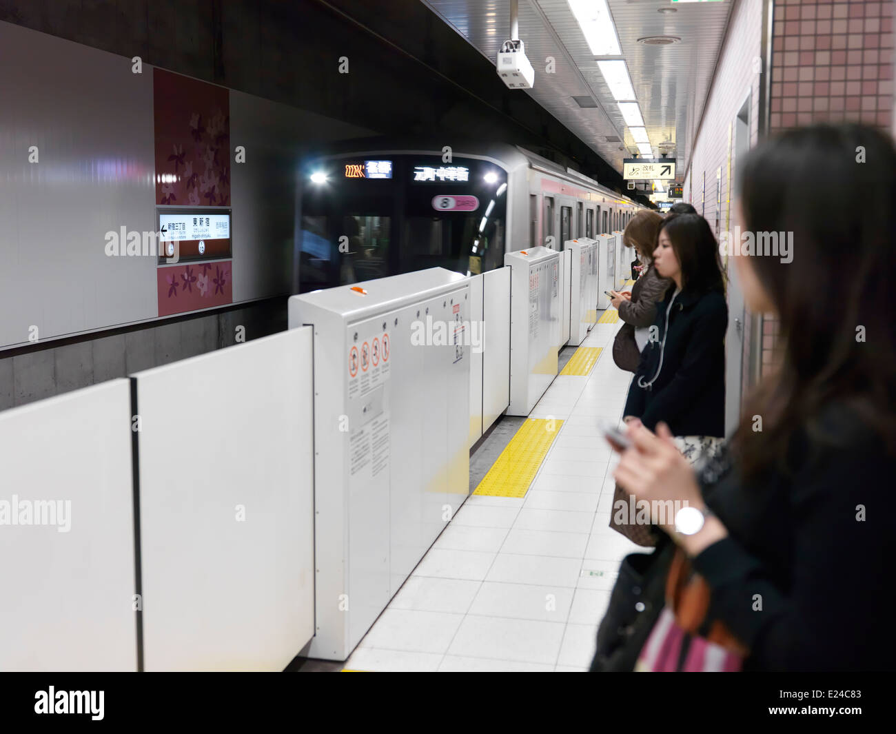 Tokyo Metro tren que llega a una plataforma en Tokio, Japón. Foto de stock