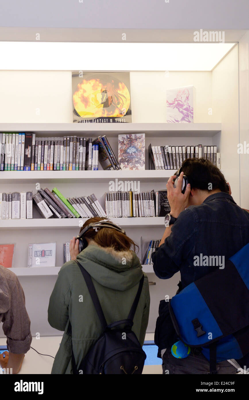 Las personas que escuchan música en Square Enix soundtracks tienda en Tokio, Japón. Foto de stock