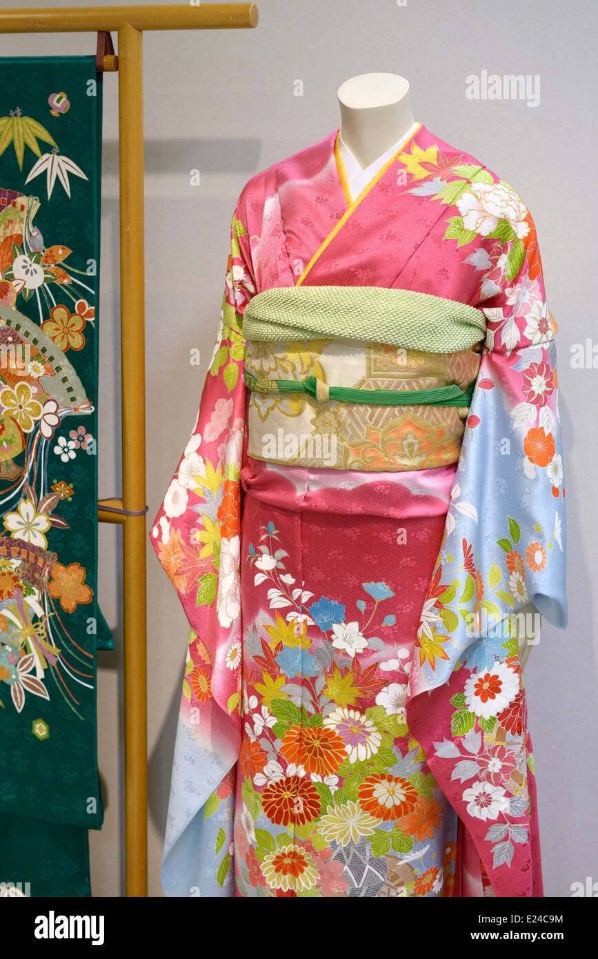 Kimono de seda japonesa con obi sobre un maniquí en una tienda en Tokio,  Japón Fotografía de stock - Alamy