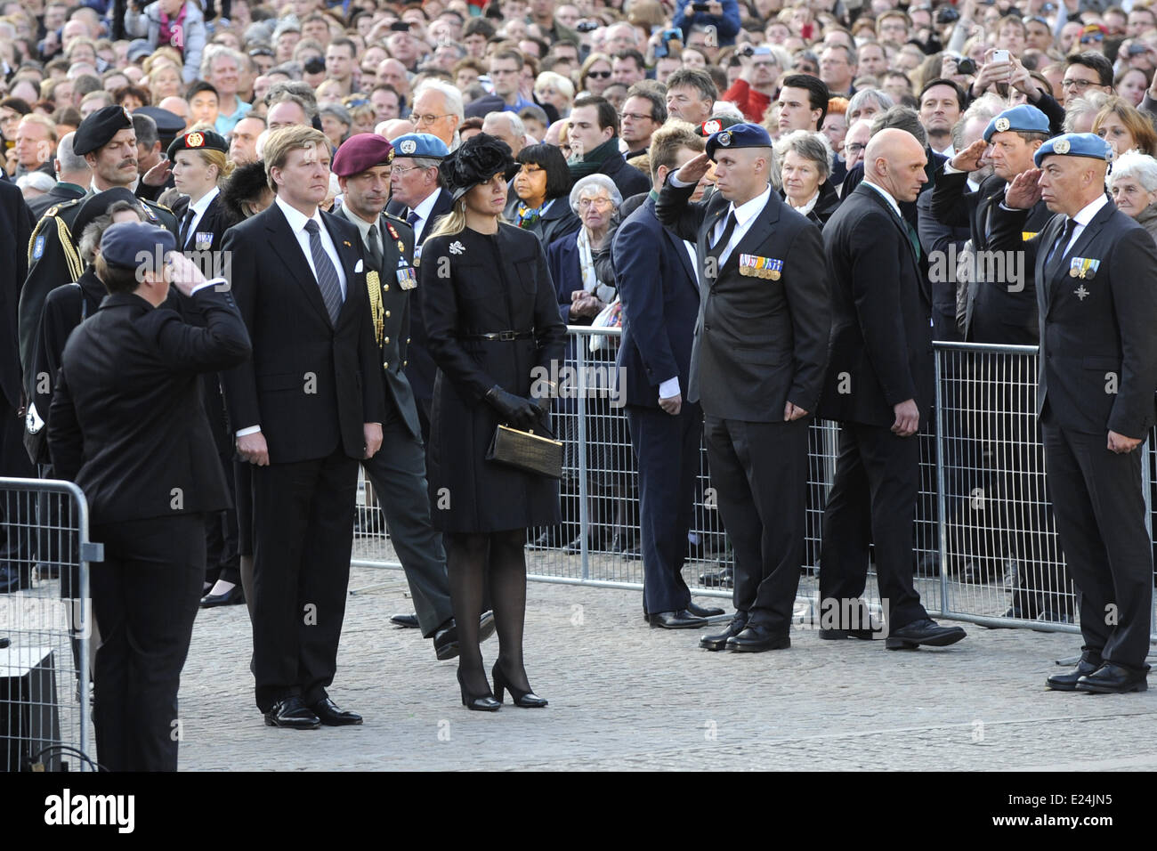 Willem-Alexander rey y reina máxima en su primera aparición pública en el National Memorial Day en el Monumento a la represa. Donde: Dam, los Países Bajos cuando: 04 de mayo de 2013 Foto de stock