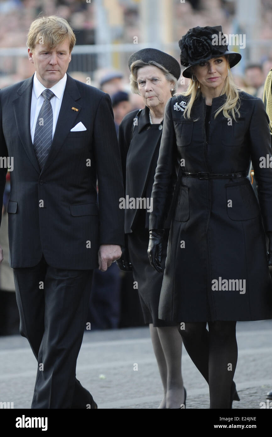 Willem-Alexander rey y reina máxima en su primera aparición pública en el National Memorial Day en el Monumento a la represa. Donde: Dam, los Países Bajos cuando: 04 de mayo de 2013 Foto de stock