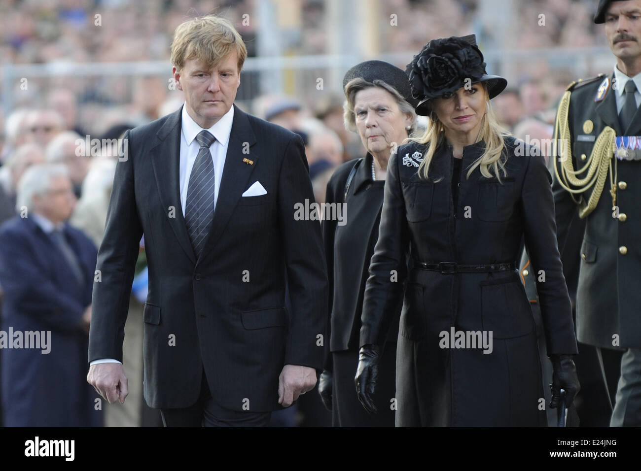 Willem-Alexander rey y reina máxima en su primera aparición pública en el National Memorial Day en el Monumento a la represa. Donde: Dam, los Países Bajos cuando: 04 de mayo de 2013 Foto de stock