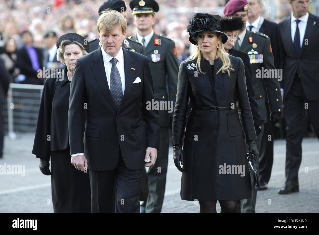 Willem-Alexander rey y reina máxima en su primera aparición pública en el National Memorial Day en el Monumento a la represa. Donde: Dam, los Países Bajos cuando: 04 de mayo de 2013 Foto de stock