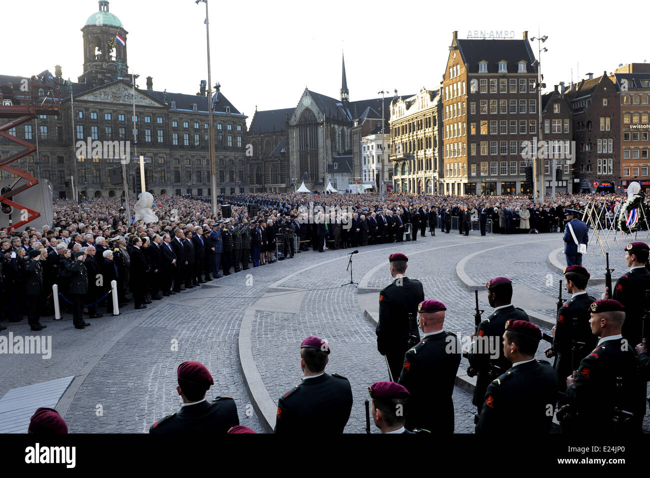 Willem-Alexander rey y reina máxima en su primera aparición pública en el National Memorial Day en el Monumento a la represa. Donde: Dam, los Países Bajos cuando: 04 de mayo de 2013 Foto de stock