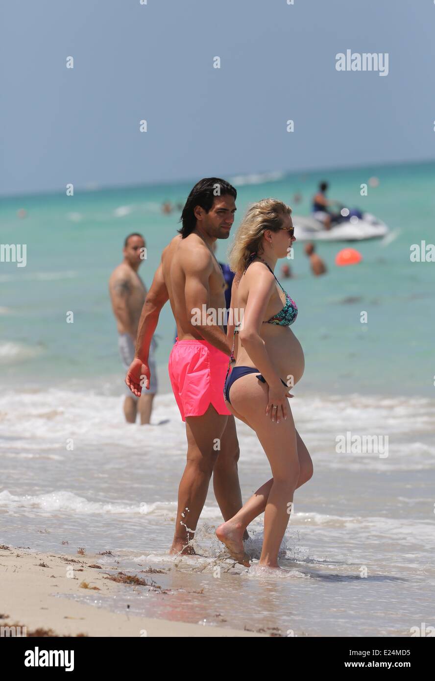 La estrella de fútbol Radamel Falcao García y esposa embarazada Lorelei  taron disfrutando del día en Miami Beach. Donde: Miami, Florida, Estados  Unidos de América cuando: 18 Jun 2013 Fotografía de stock - Alamy