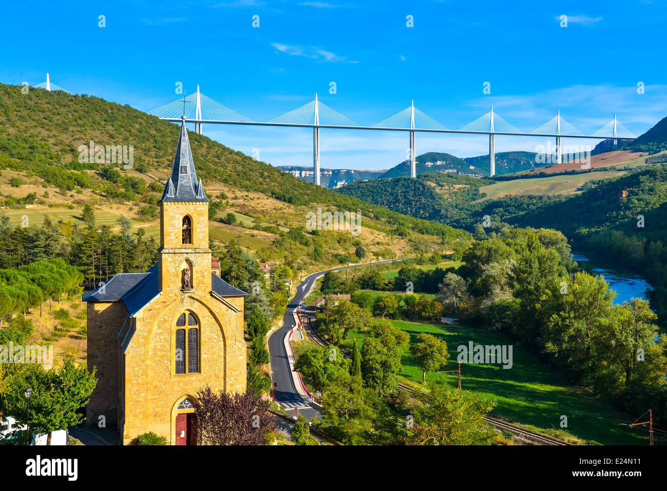 El famoso puente/viaducto sobre el río Aveyron cerca de Millau (Francia) visto desde el pueblo de Peyre Foto de stock