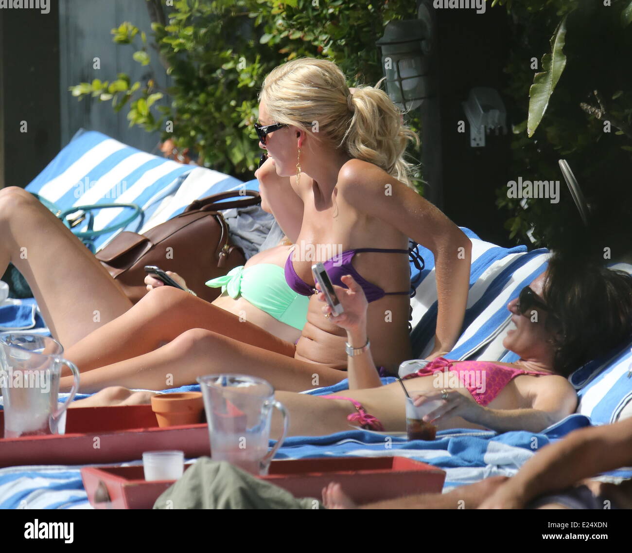 Katherine Jenkins, visto en un bikini púrpura mientras está de vacaciones  en Miami junto a la piscina ofrece: Katherine Jenkins donde: Miami,  Florida, Estados Unidos de América cuando: 07 Feb 2013 Fotografía