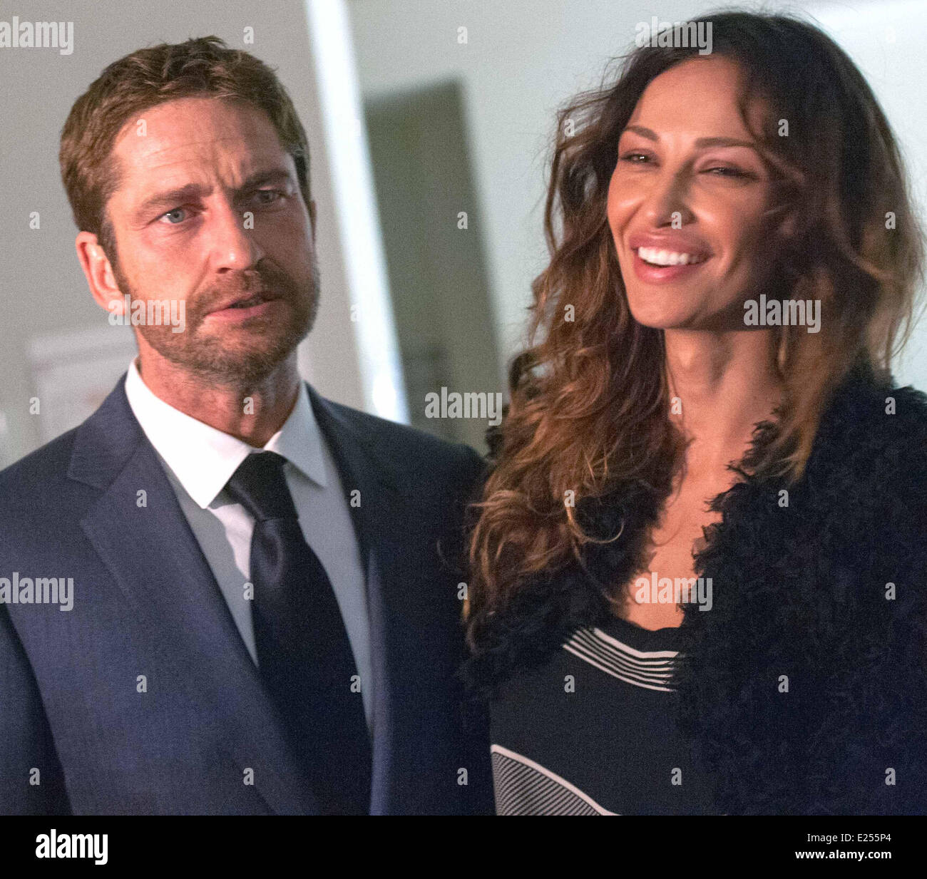 Gerard Butler Y Novia Madalina Ghenea Dejar El Estreno De Olympus Ha Caido Con Gerard Butler Madalina Ghenea Donde Roma Italia Cuando 05 Apr 2013 Fotografia De Stock Alamy