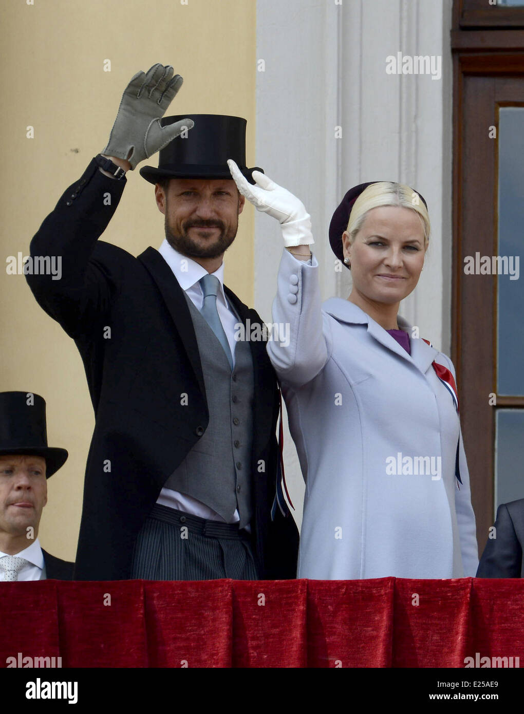 El príncipe heredero Haakon y la princesa heredera Mette-Marit, el Príncipe Sverre Magnus, la Princesa Ingrid Alexandra, la Reina Sonja y el Rey Harald saludan desde el balcón del Palacio Real de Oslo, Noruega el 17 de mayo de 2013, el día del aniversario nacional noruego. Presentando: El Príncipe Heredero Haakon, la princesa heredera Mette-Marit Dónde: Oslo, Noruega cuando: 17 de mayo de 2013 Foto de stock