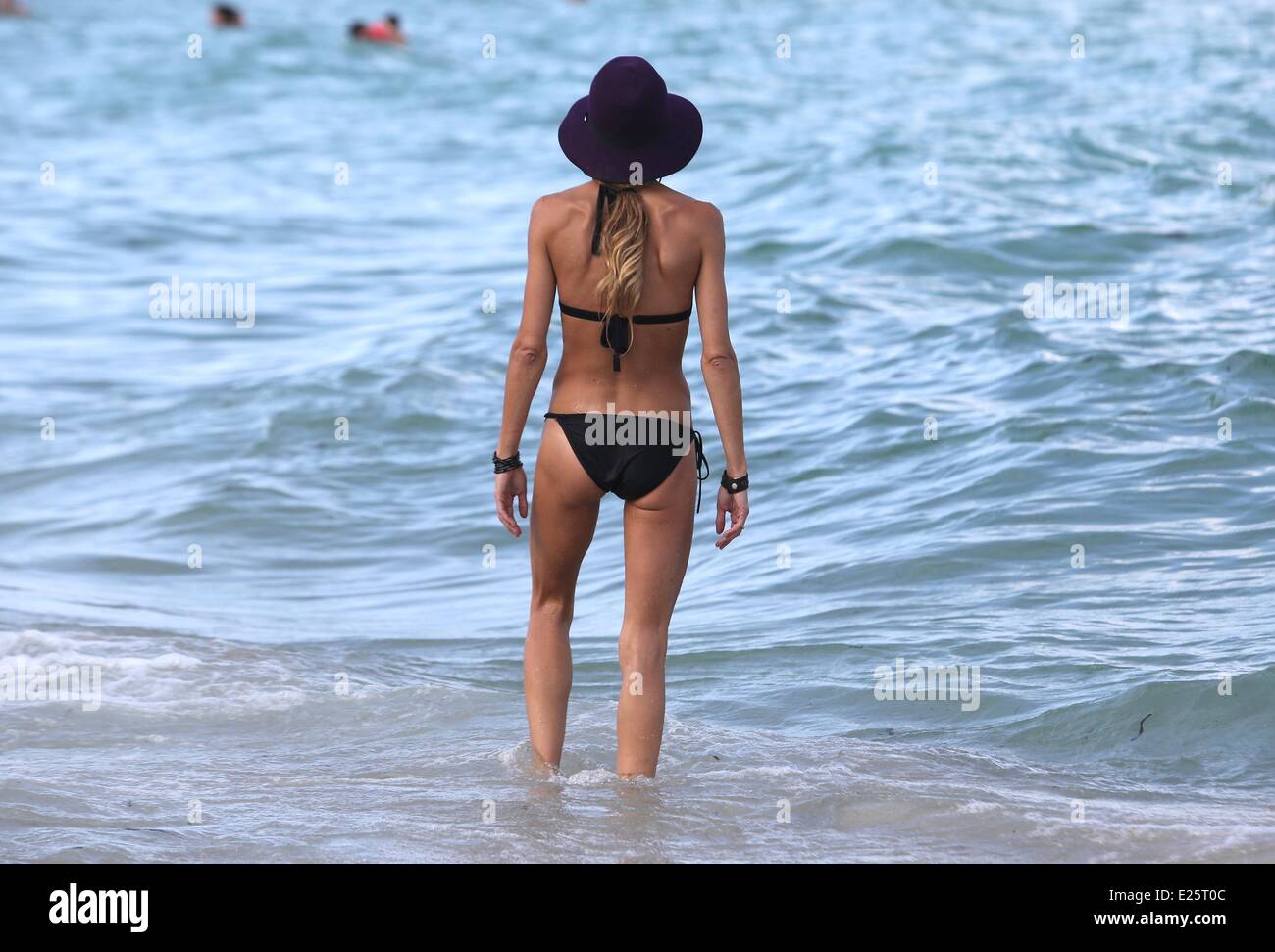 Modelo australiana Sharni Vinson, vistiendo un bikini negro, va a nadar en  la playa de Miami con: Sharni Vinson donde: Miami Beach, Florida, Estados  Unidos Cuándo: 16 Aug 2013 Fotografía de stock - Alamy