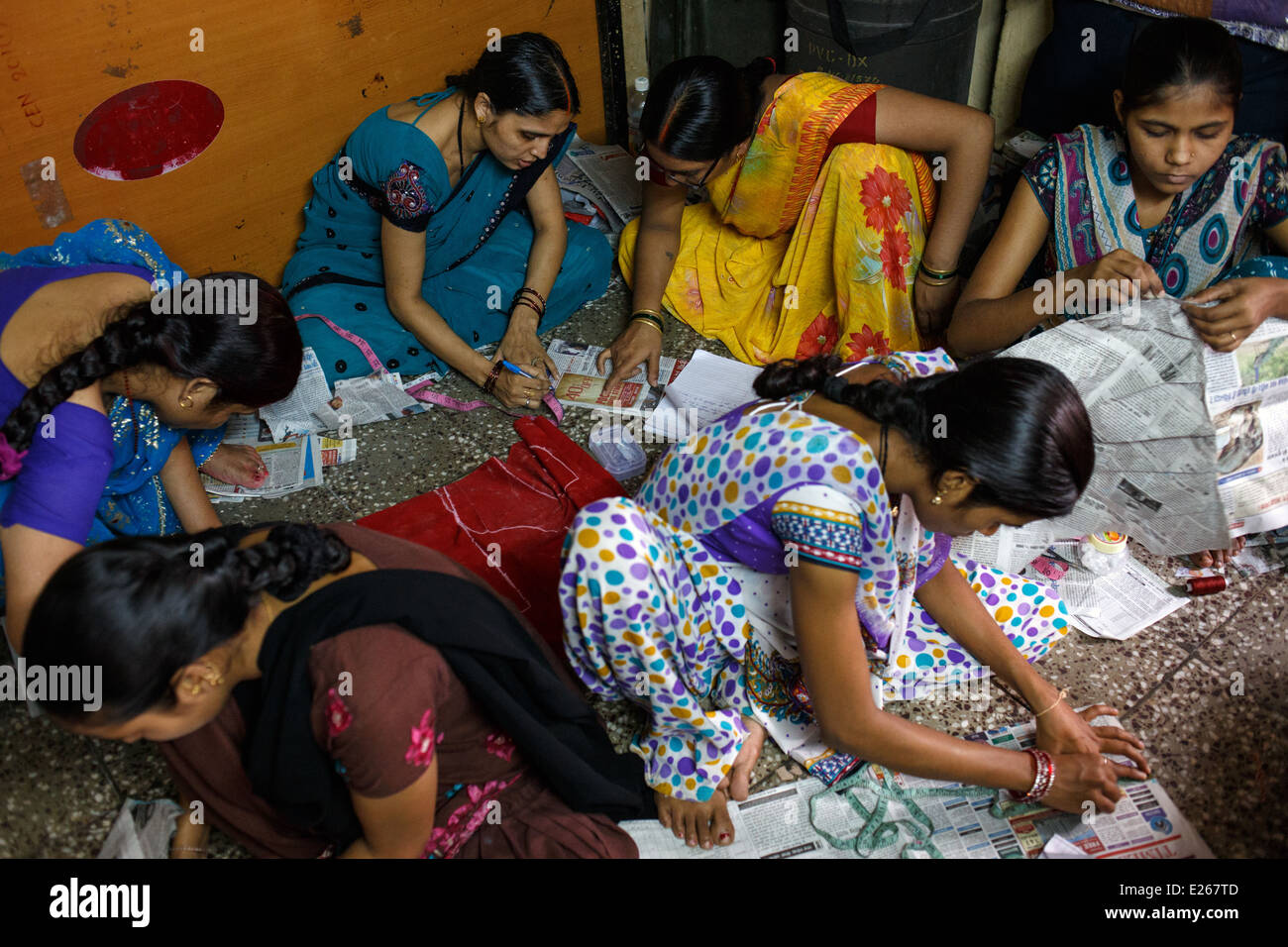 Adaptar la formación profesional para las mujeres y dirigida por una ONG local en Kandivali zona de Mumbai, India. Foto de stock