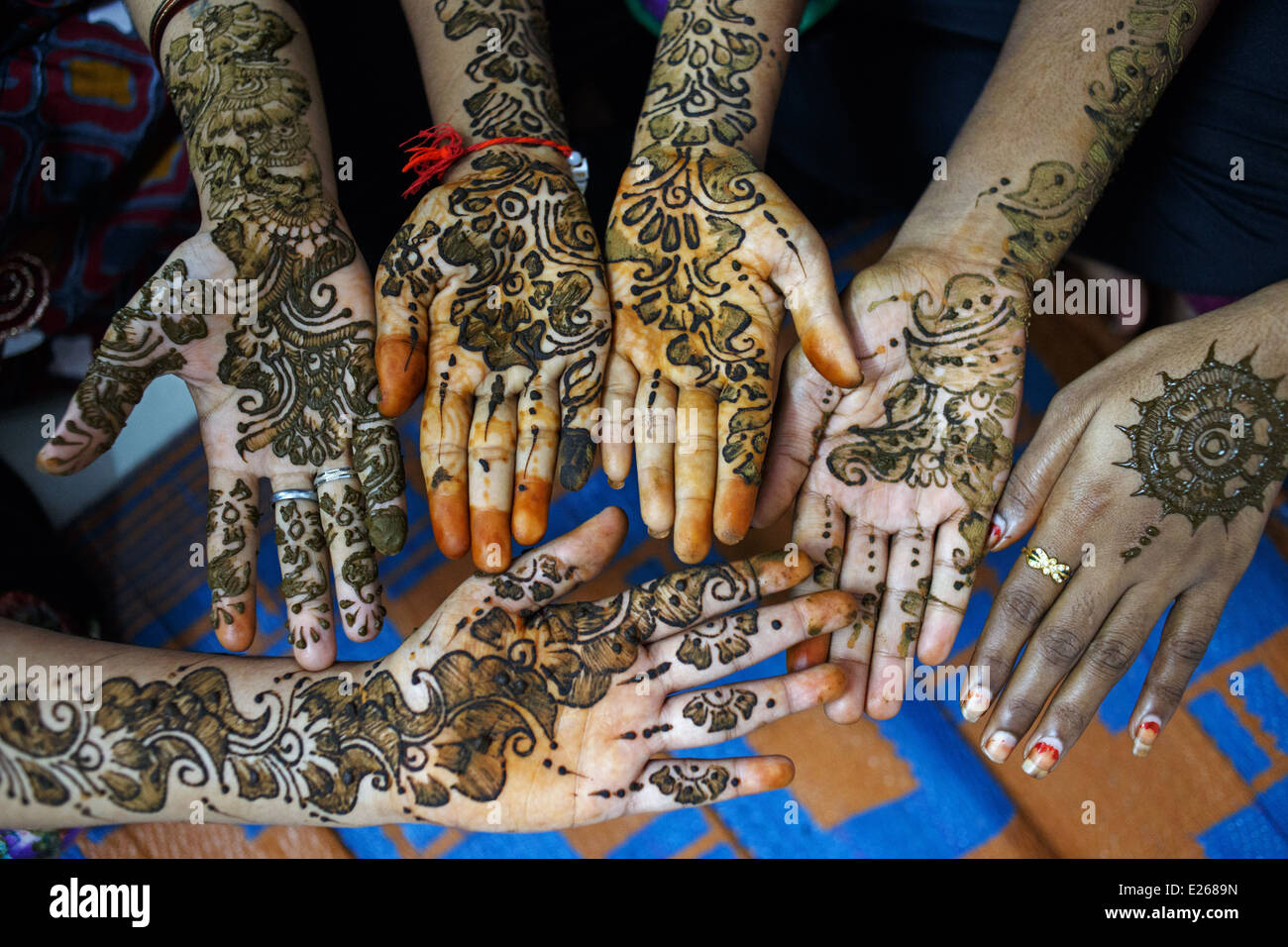 Decoradas manos a Mehndi (Heena, alheña) clase de arte administrado por una ONG local en Kandivali zona de Mumbai, India. Foto de stock