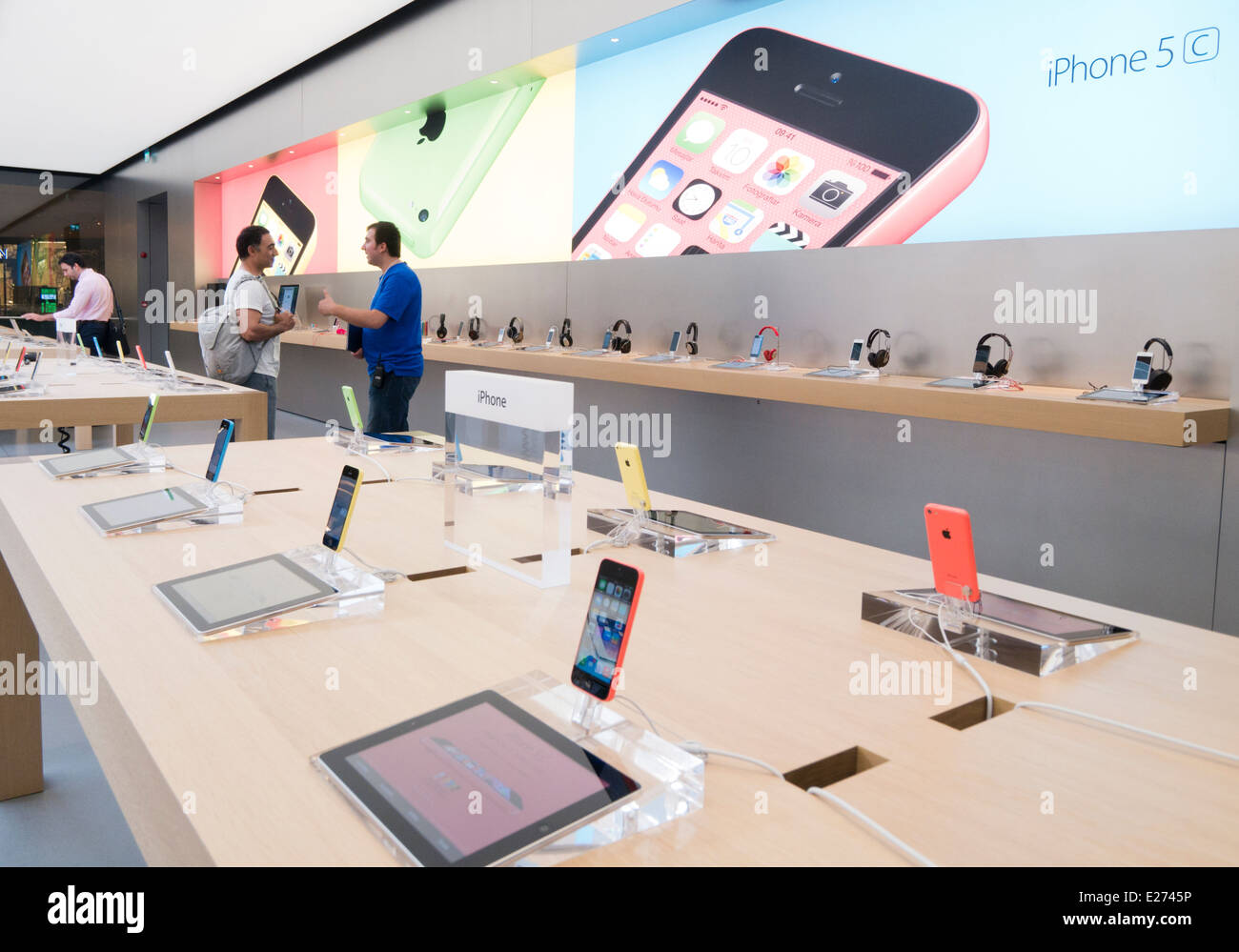 El Apple iPhone 5C en la pantalla del Apple Store en Estambul Turquia Foto de stock