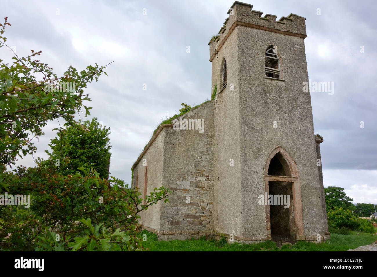 Abandonados a la ruina de la iglesia protestante de St Columbas Clonmany Inishowen Donegal, Irlanda Foto de stock