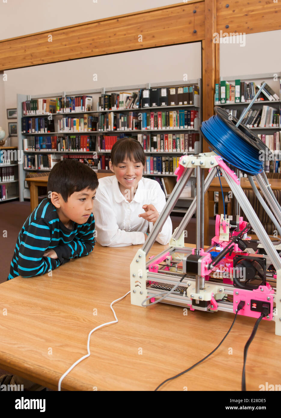 Los niños aprender acerca de la impresora 3D. Foto de stock