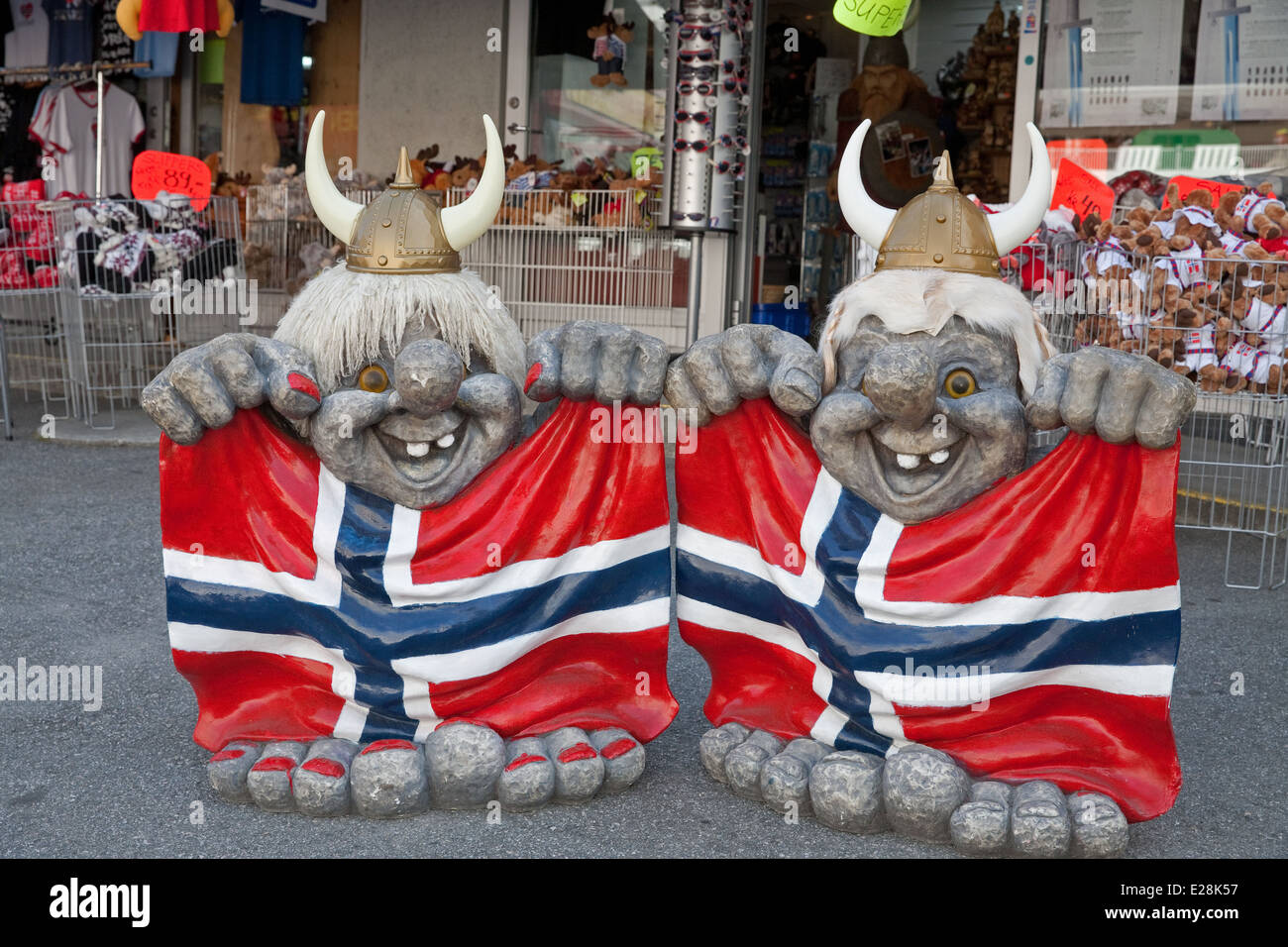 Estatuas de troll fuera de una tienda de souvenir en olden Noruega Foto de stock