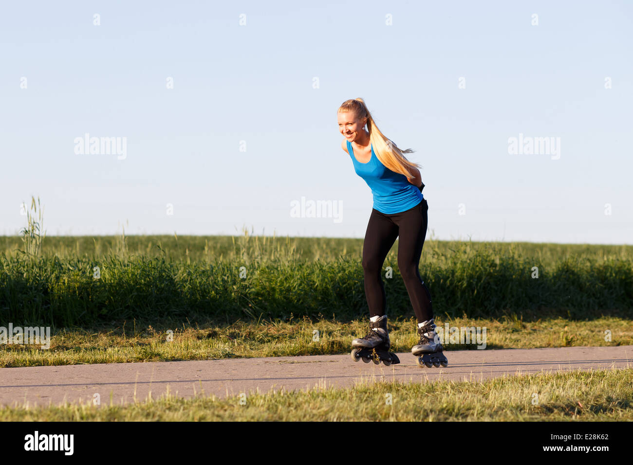 Mujer patinar en noche de verano Foto de stock