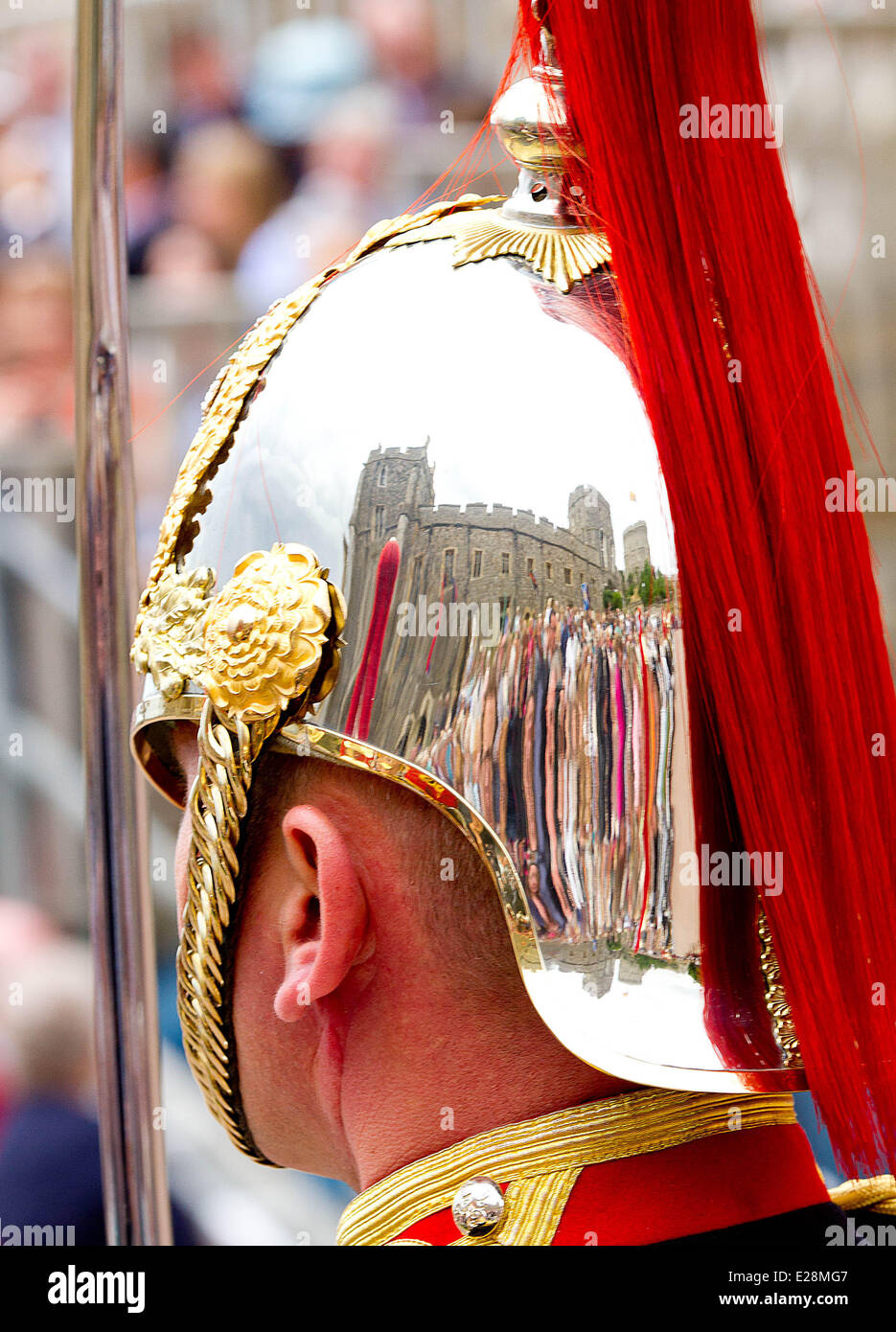 Windsor, Reino Unido. 16 de junio de 2014. Guardia en el Castillo de Windsor durante la Orden de Servicio La atadura en Windsor, Reino Unido, 16 de junio de 2014. Crédito: dpa/Alamy Live News Foto de stock