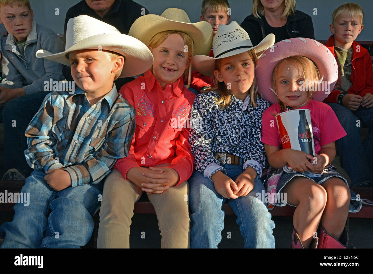 misericordia cuadrado cigarro Niños con sombreros de vaquero fotografías e imágenes de alta resolución -  Alamy