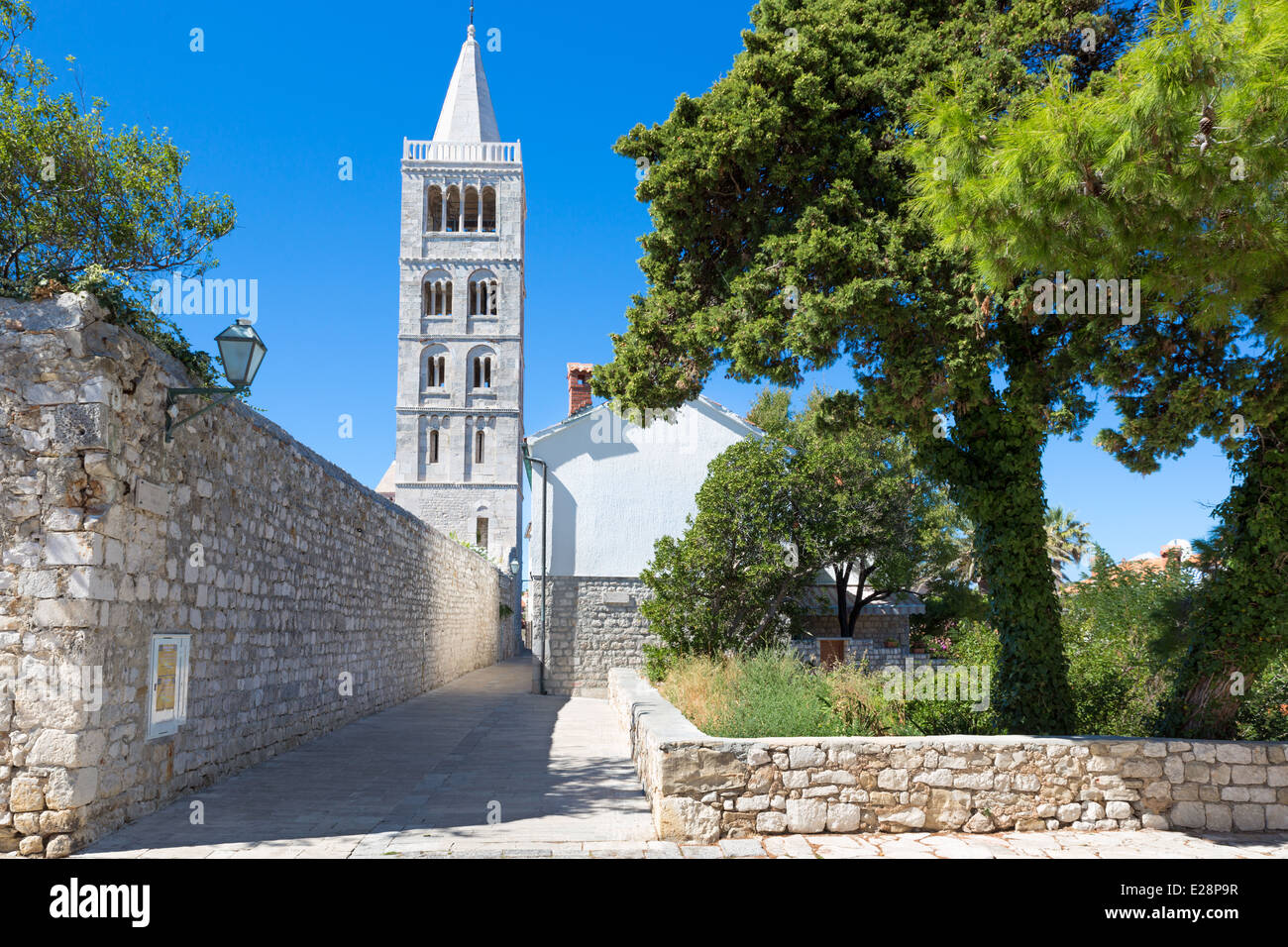 Casco histórico de la ciudad de Rab, la isla de Rab, Croacia Foto de stock