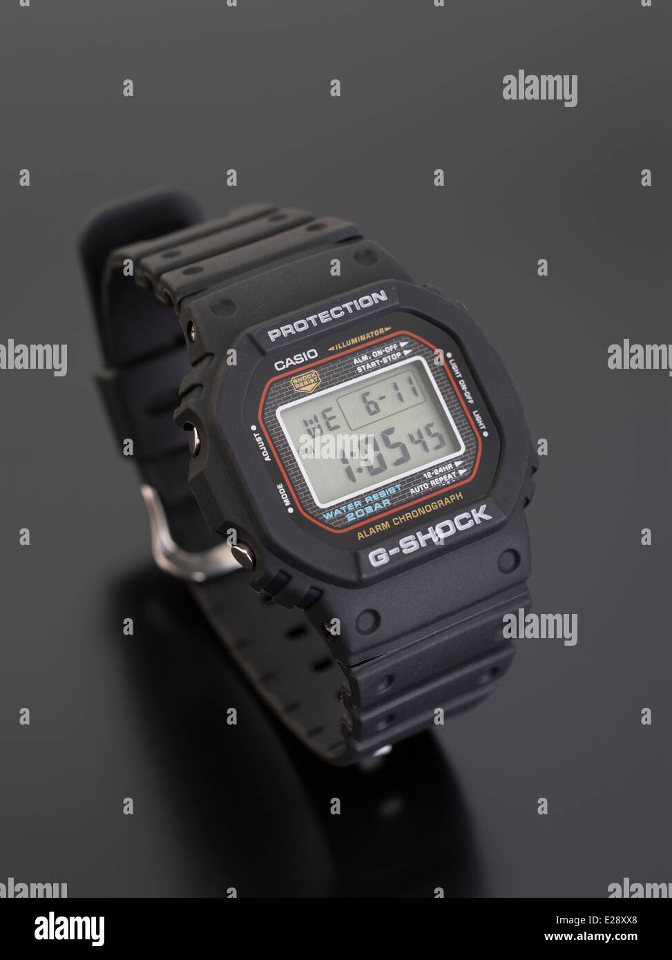 CASIO G-SHOCK DW-5000C reloj digital, publicado por primera vez en 1983 Foto de stock