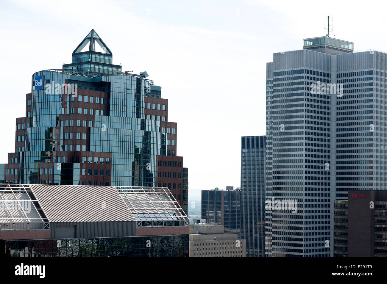 Vistas a la Place Ville-Marie IM Pei edificio [derecha] en el centro de Montreal, visto desde el mirador de plaza en Mount Royal Foto de stock