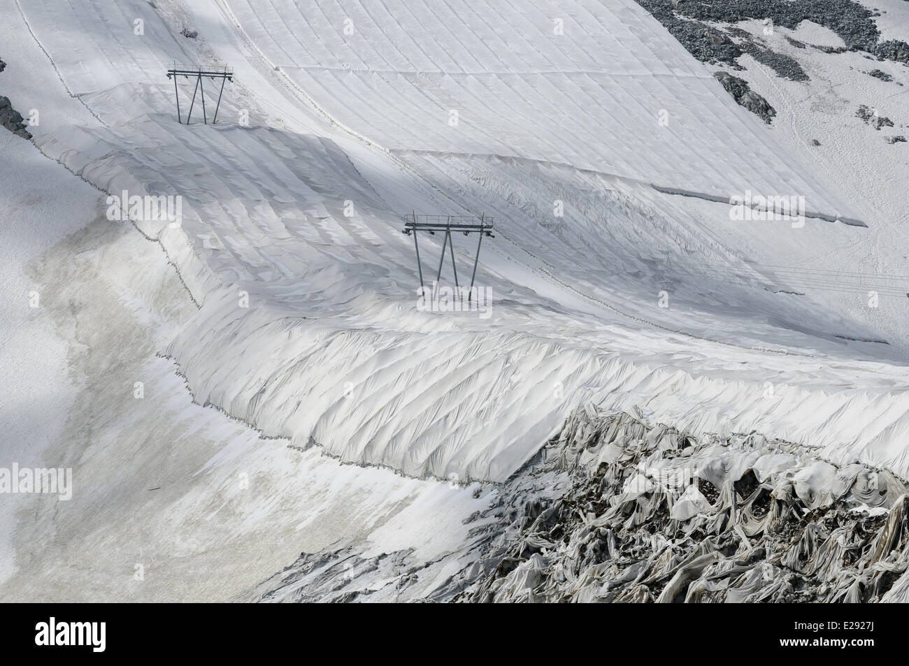 Revestimientos textiles de protección para retrasar el derretimiento de nieve en pista de esquí con telesquí, El Glaciar Presena, Alpes Italianos, Italia, Julio Foto de stock