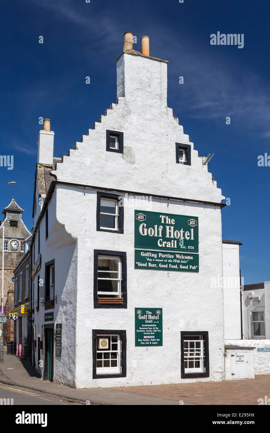 El Hotel del Golf en Crail en el East Neuk de Fife mostrando un Cuervo Tradicional escalonado o Gable Corbie paso Foto de stock
