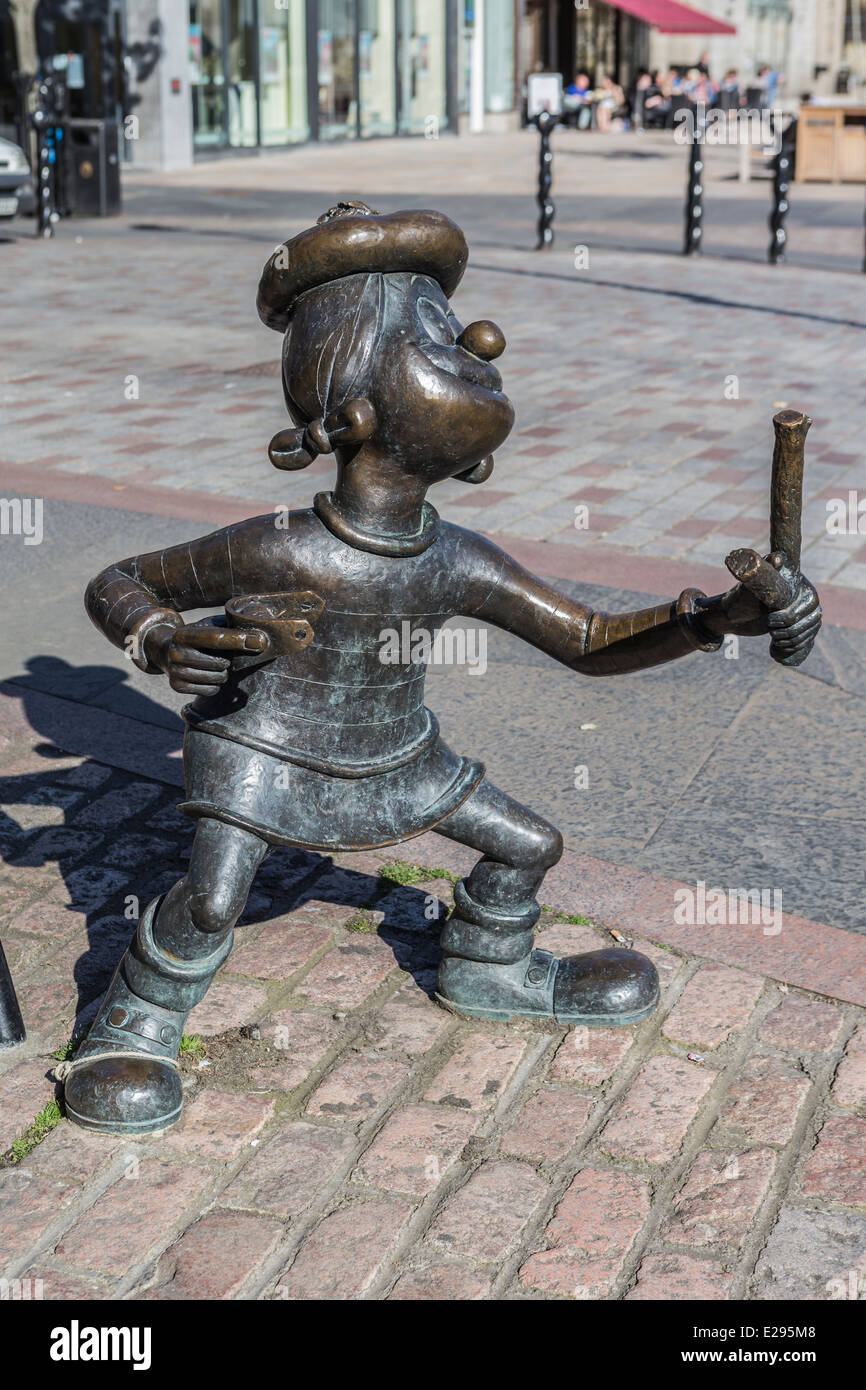 Estatua de bronce de Minnie el Minx desde el Beano Childrens Comic en Dundee Foto de stock