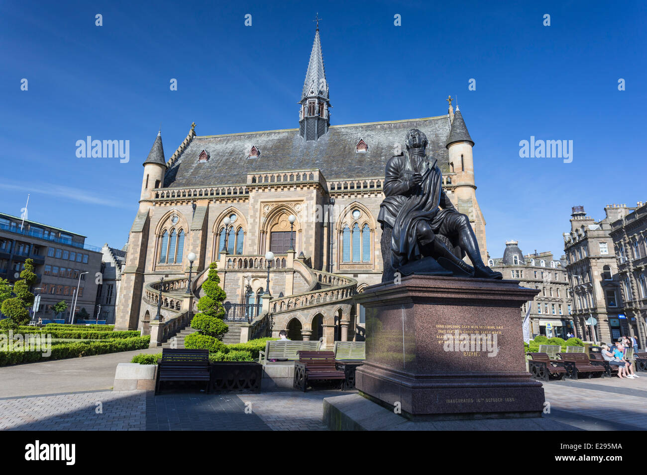 El McManus Galería de Arte Museo de Tayside Dundee Escocia con estatua de Robert Burns Foto de stock