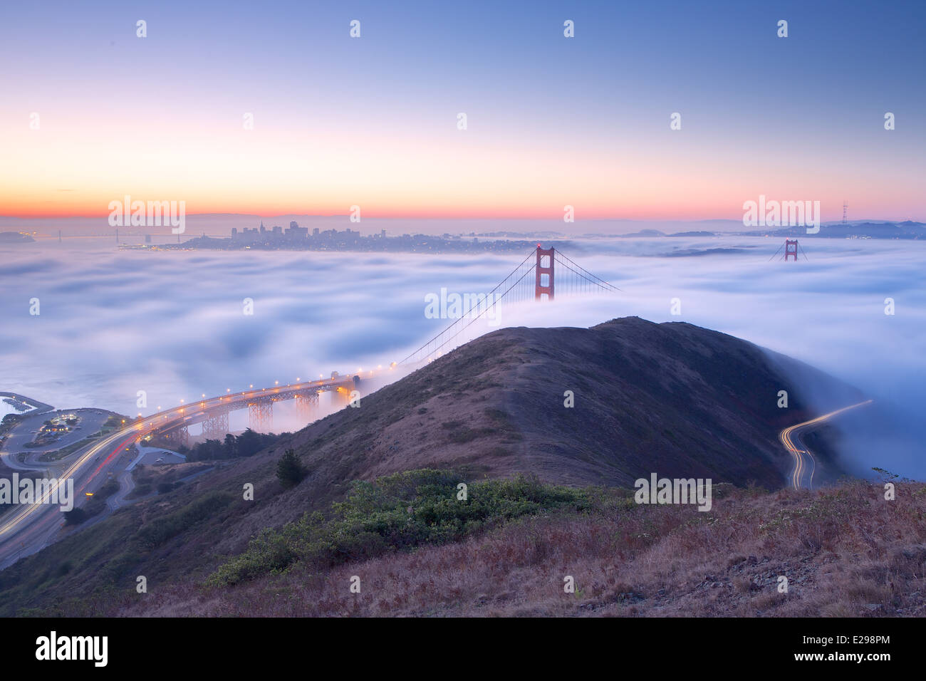 Una hermosa niebla en las redadas antes del amanecer de la Bahía de San Francisco, con vistas de Marin y el Golden Gate Bridge. Foto de stock