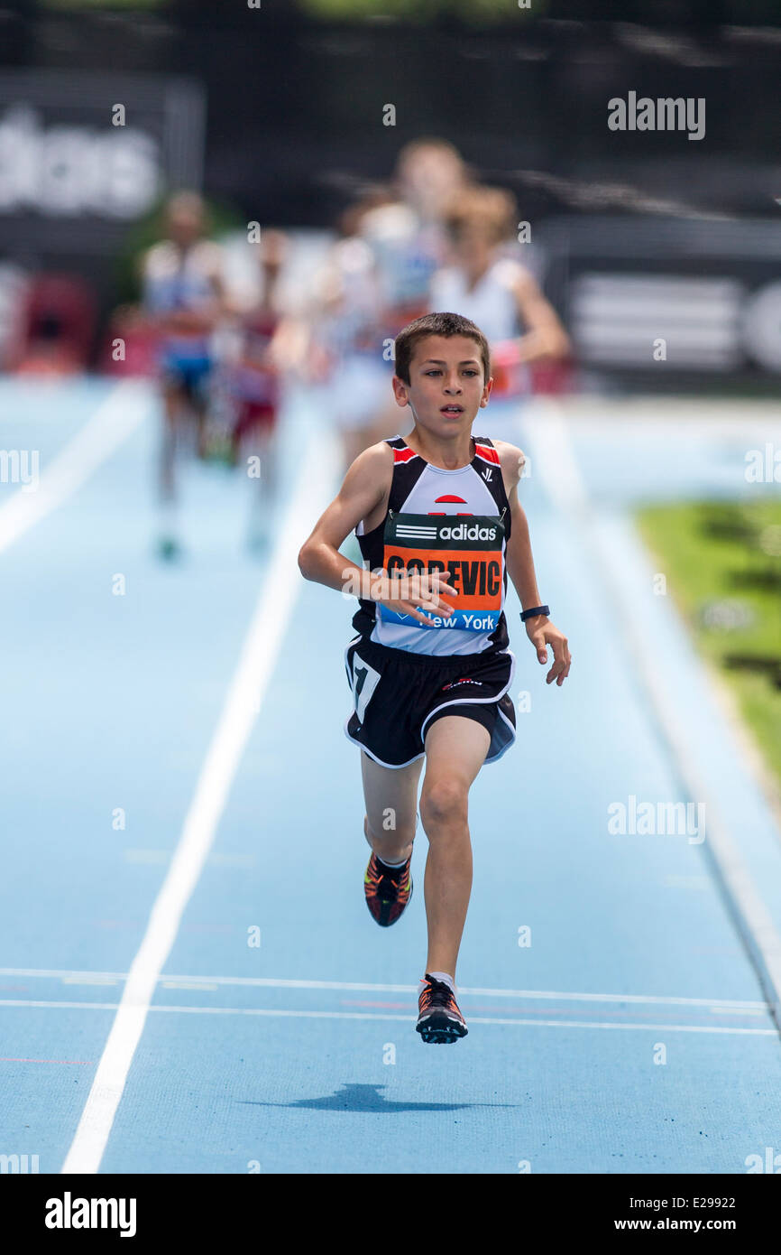 Johan Gorevic (Estados Unidos), un alumno de sexto grado del centeno, NY corrió la milla más rápido hasta la fecha por uno de 10 años durante el Grand Prix de Adidas Foto de stock