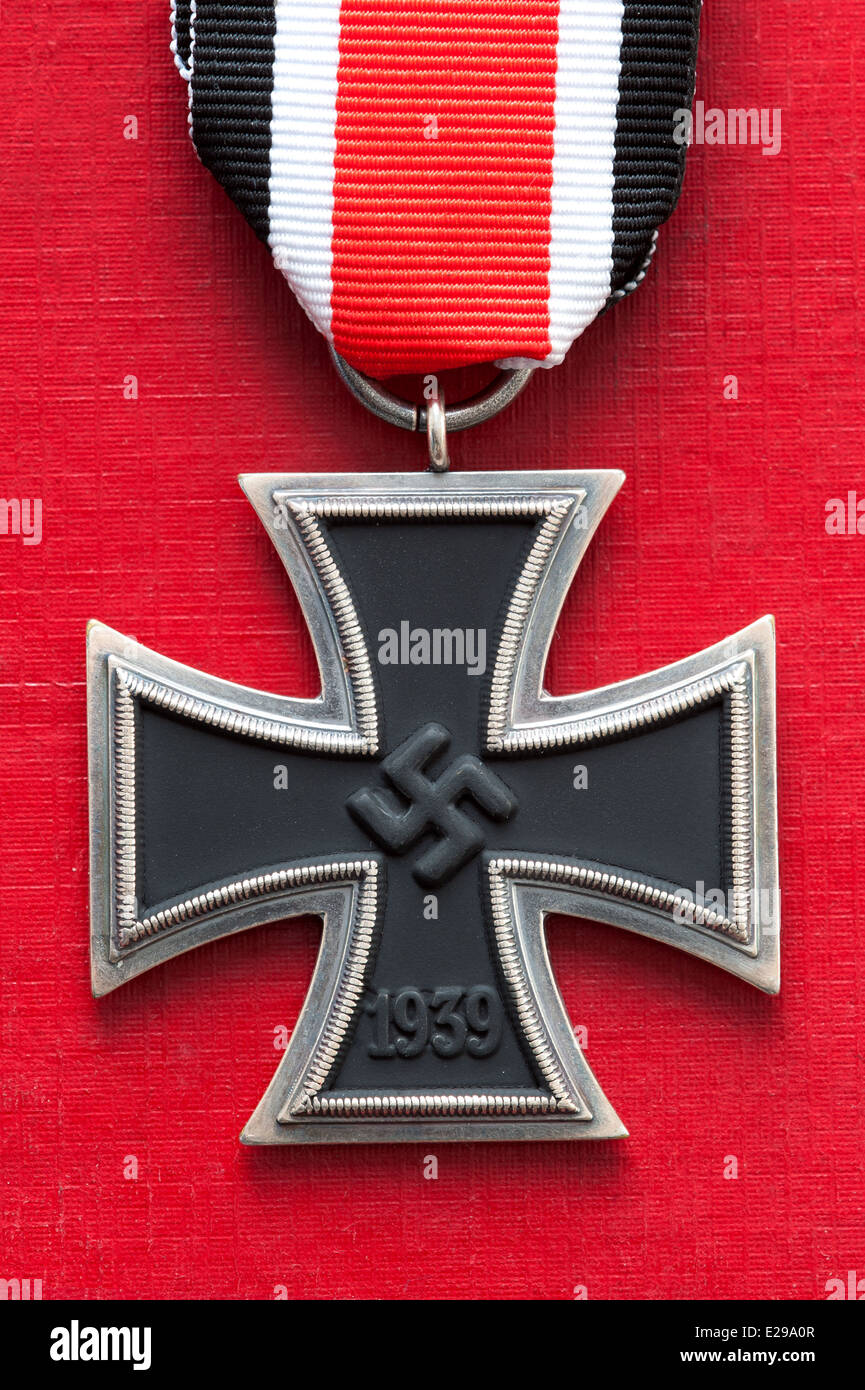 Cruz de hierro medalla militar alemán de la segunda guerra mundial  Fotografía de stock - Alamy