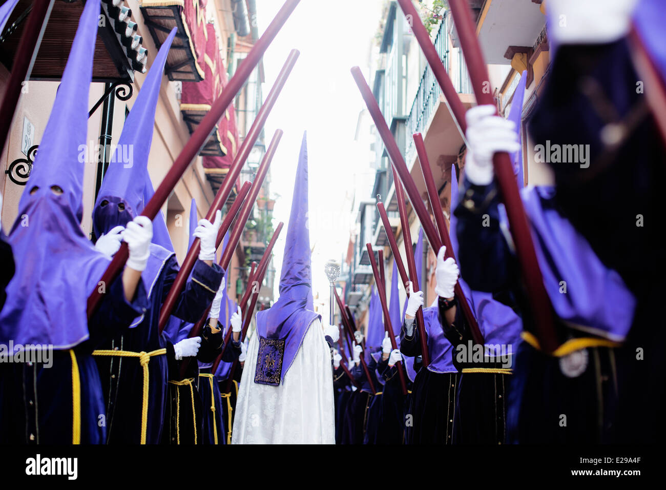 Túnica,encapuchados que participan en la Fiesta de Semana Santa en Málaga. Foto de stock