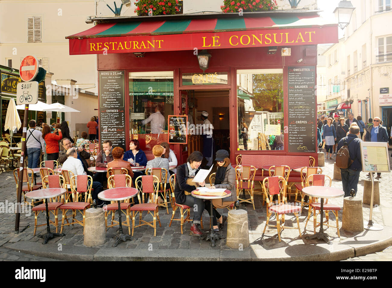 Bar Restaurante en el barrio de Montmartre, Paris, Francia Foto de stock