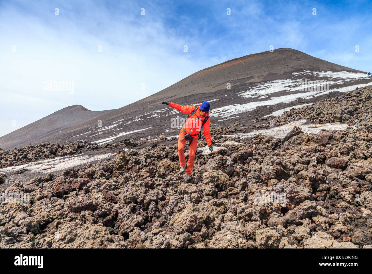 Senderismo en la cima del monte Etna. Foto de stock