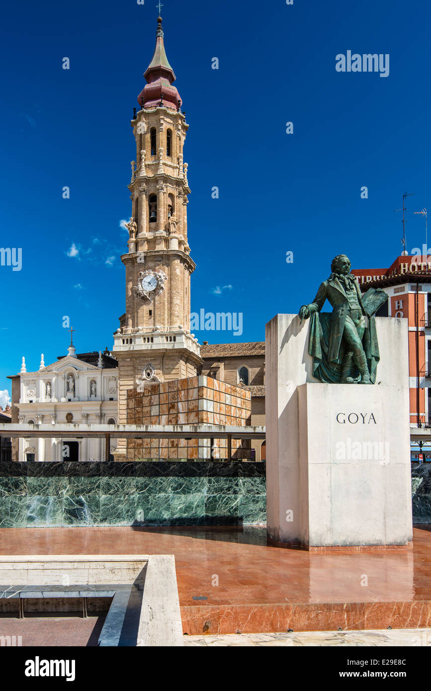 Monumento al pintor español Francisco de Goya con La catedral de La Seo detrás, Zaragoza, Aragón, España Foto de stock