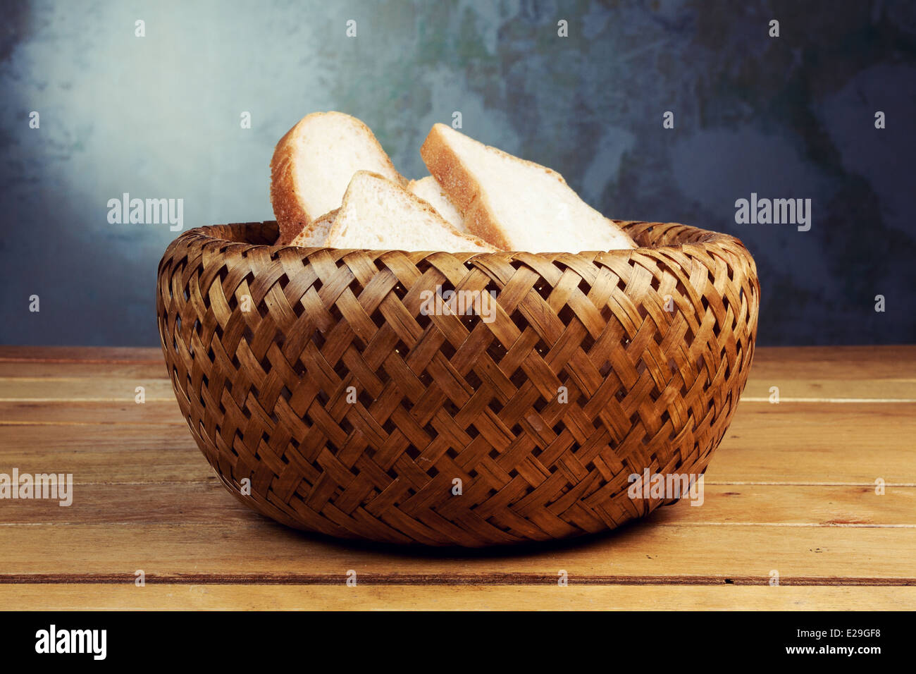 Panera de madera para pan aislado
