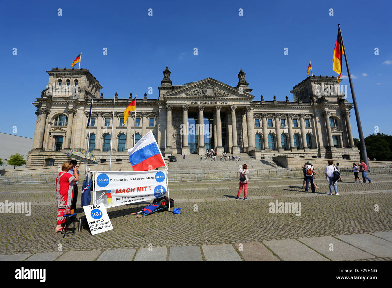 BRD manifestación en el edificio del Reichstag en Berlín, Alemania Foto de stock