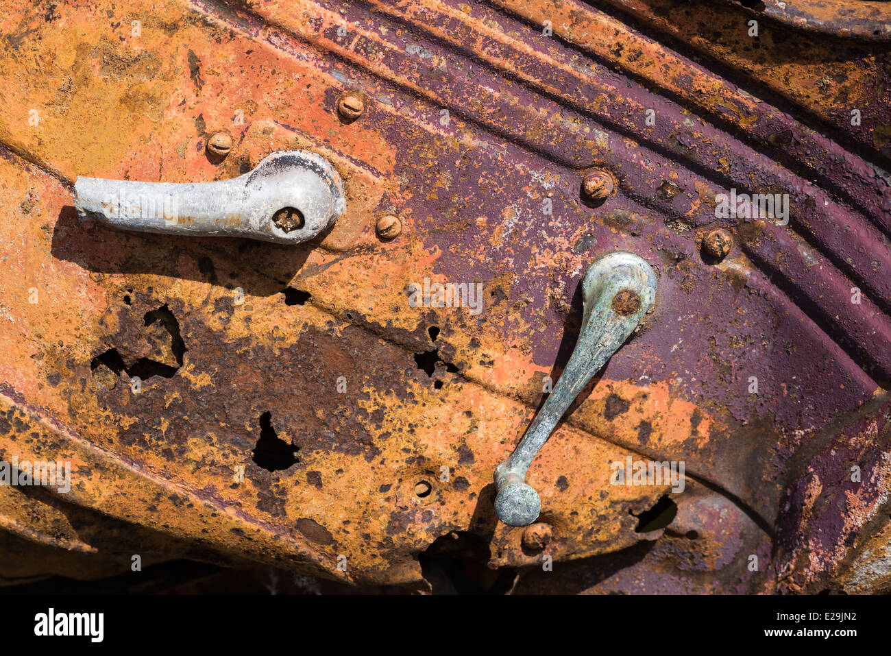 Puerta oxidada y asas en un viejo automóvil abandonado, Oregon. Foto de stock