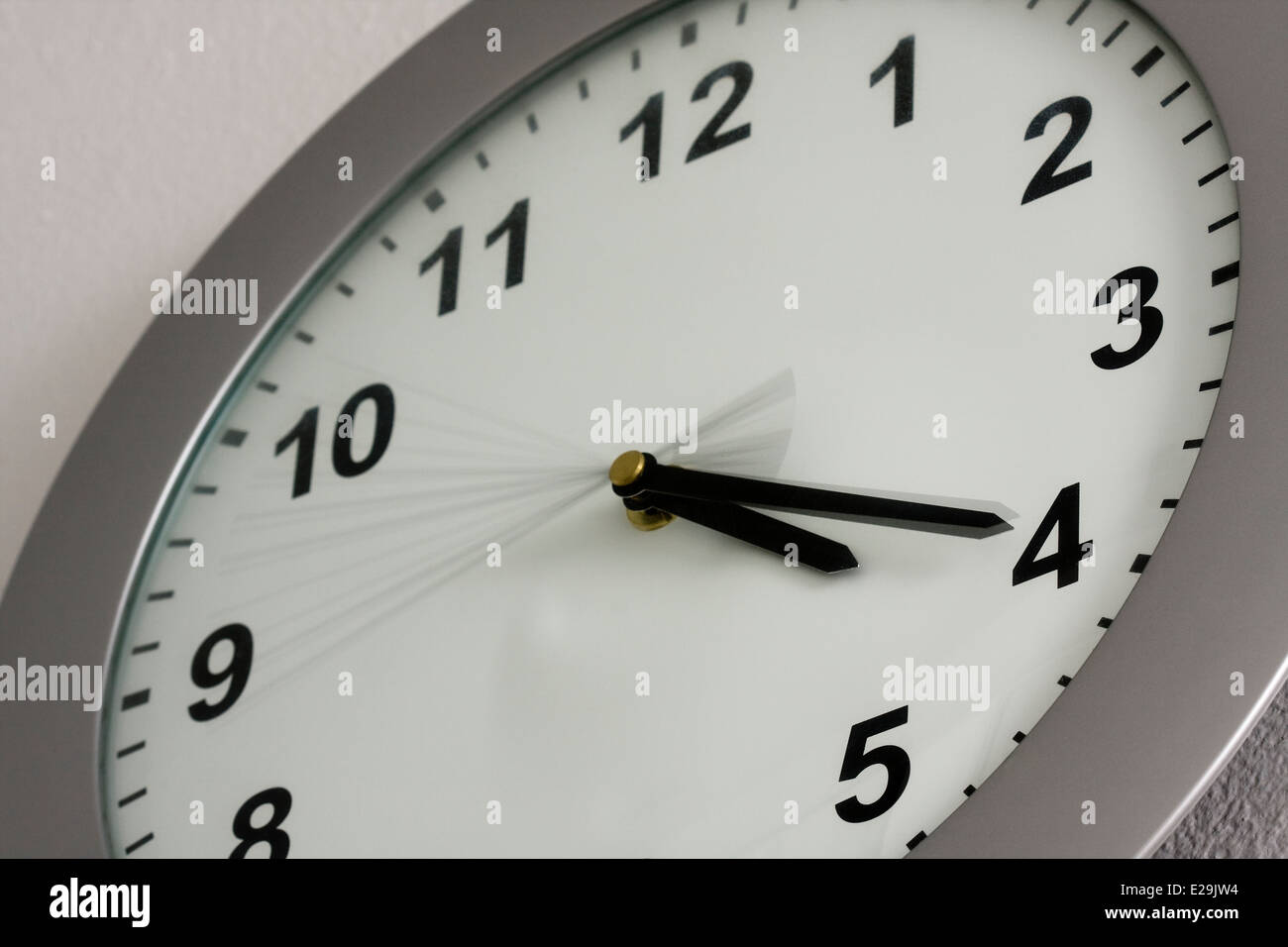 Reloj de pared gris mostrando la hora de 4:20 Fotografía de stock - Alamy