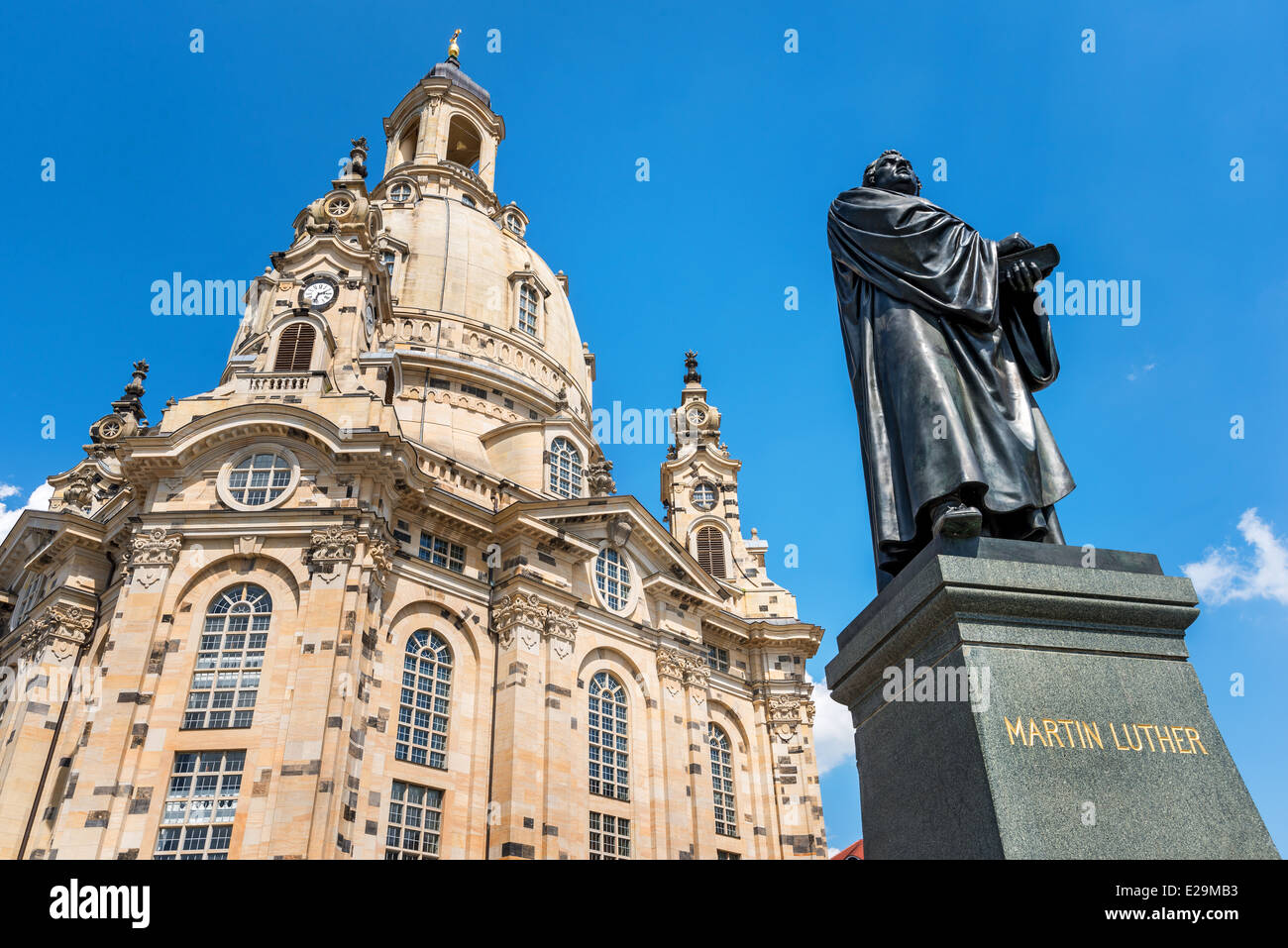 La Dresden Frauenkirche Luterana Iglesia de Nuestra Señora de Dresde, capital del estado alemán de Sajonia. A la estatua de la plaza de mercado. Foto de stock